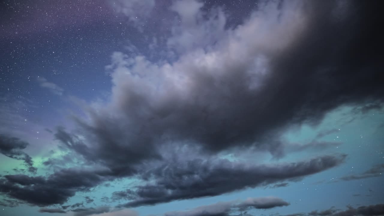 폭풍우의 밤 하늘에서 북쪽 빛의 아름다운 춤