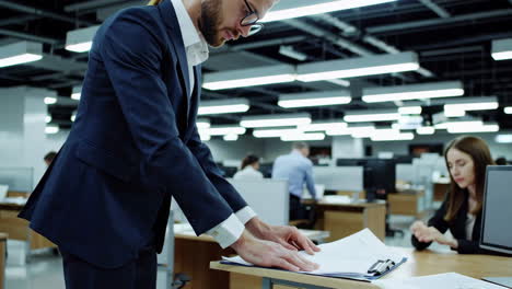 gente de negocios en la oficina moderna