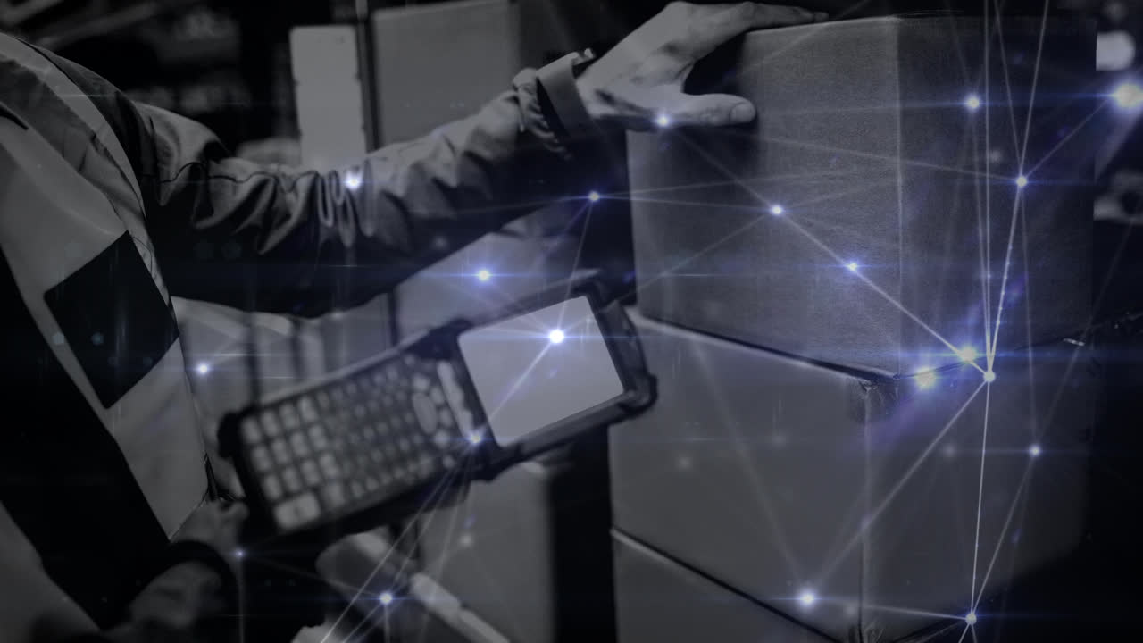 red brillante de conexiones contra la sección media del trabajador comprobando las existencias en el almacén