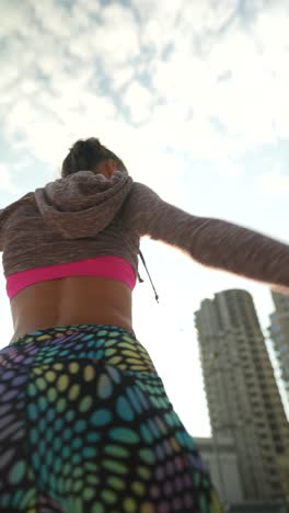 mujer estirándose al aire libre
