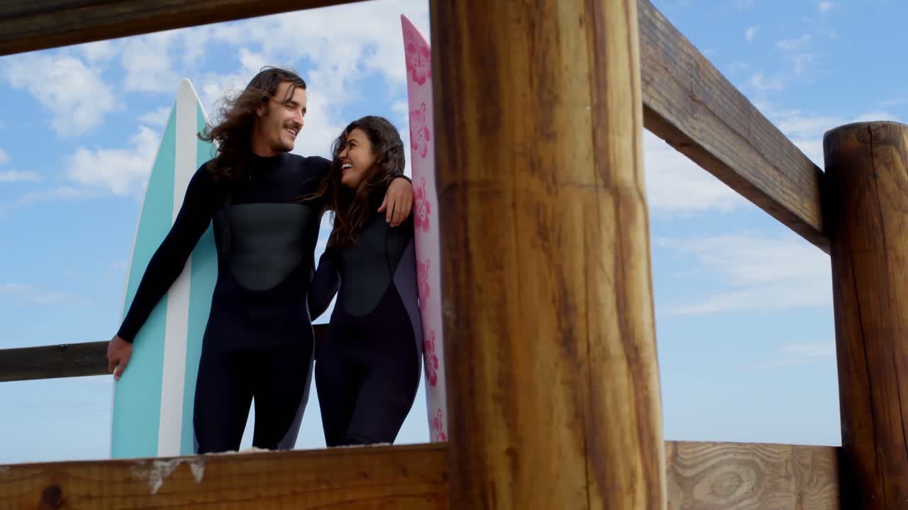 나무 로 된 산책로 4k 에서 서로 상호 작용 하는 부부