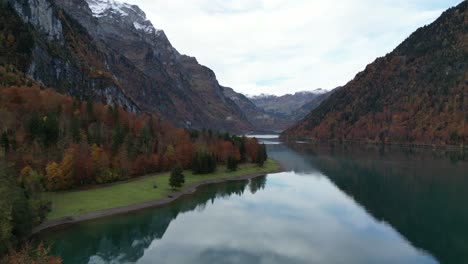 Ampliación-Lenta-De-La-Vista-Del-Lago-En-El-Valle-Entre-La-Montaña-Con-Altas-Cumbres-Montañosas-En-La-Región-Fría.