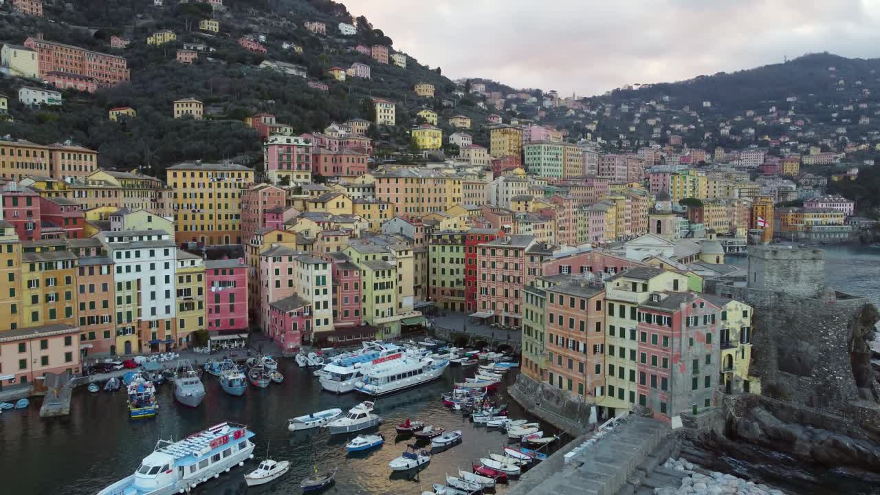 Costa di Camogli, Liguria, Italia, con mare cristallino in inverno all'alba e vista aerea