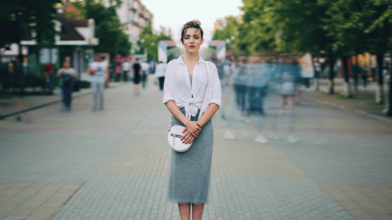 도시 거리에서 한 여자