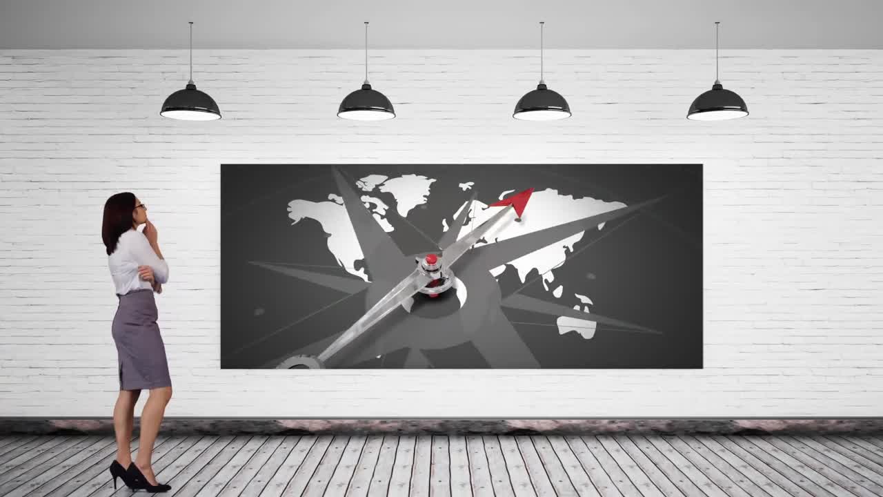 세계 지도를 가진 스크린에 잠그고 있는 사업가