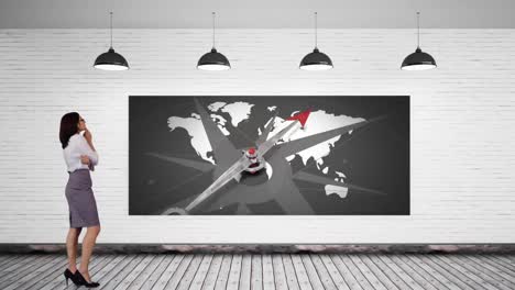 mujer de negocios bloqueando una pantalla con un mapa del mundo