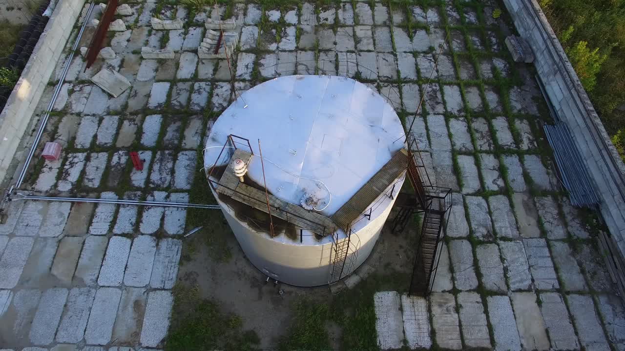 vista aérea de un gran tanque de almacenamiento industrial