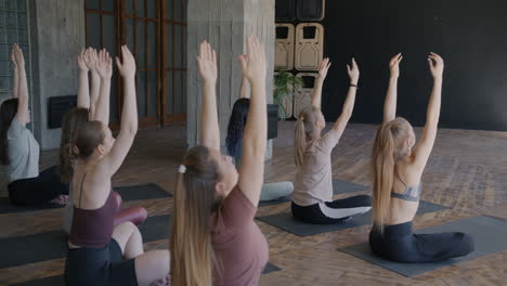 clase de yoga en grupo