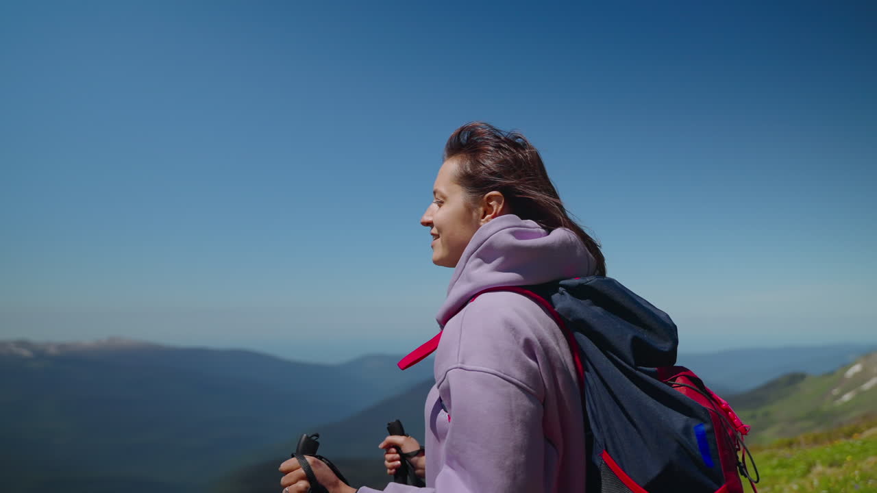 mujer haciendo senderismo en las montañas