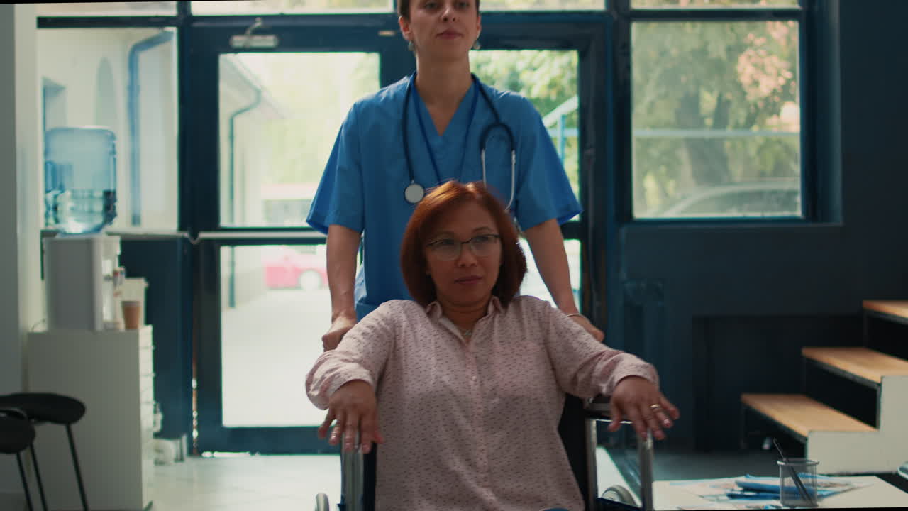 enfermera que asiste a un paciente anciano en silla de ruedas