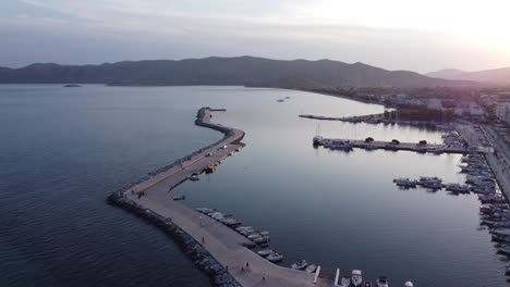 Marina-De-Karystos-|-Toma-Aérea-De-Alta-Resolución-Al-Atardecer-Del-Puerto-De-Karystos-En-Un-Claro-Día-De-Verano-|-Grecia,-Evoia-|-4k