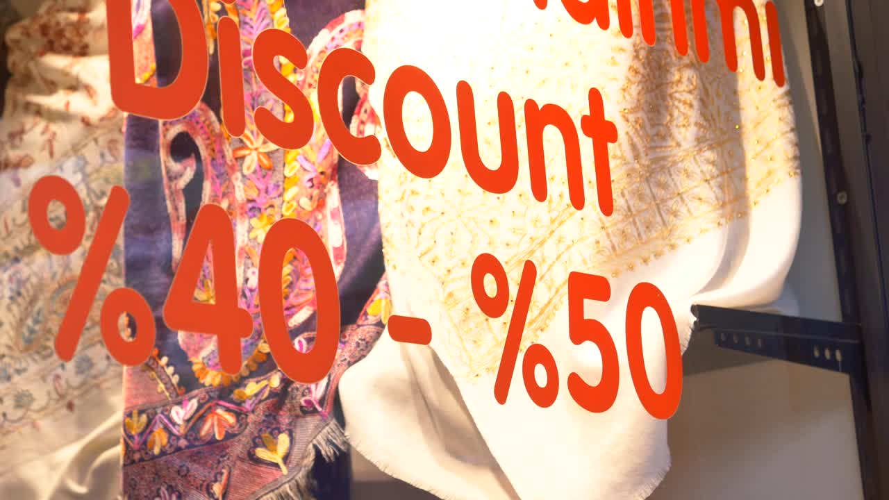 할인 된 상점 창문 표지판