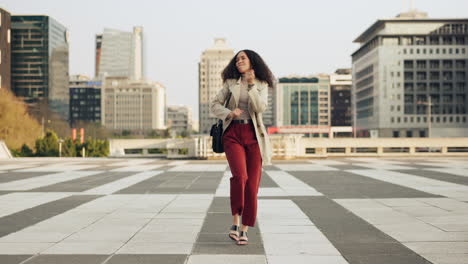 negocios, éxito y mujer bailan en una ciudad feliz