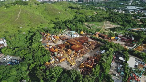 Instalación-De-Almacenamiento-De-Metal-En-Una-Exuberante-Zona-Rural-Tin-Shui-Wai,-Hong-Kong