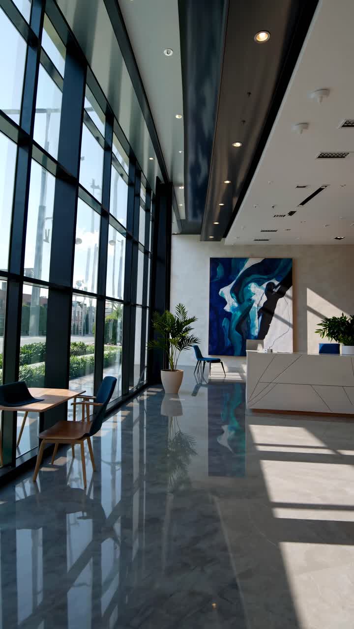 Vestíbulo moderno con arte y plantas