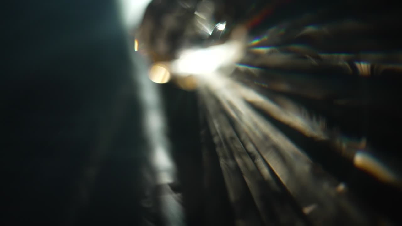 un haz de luz cae sobre una bola de cristal