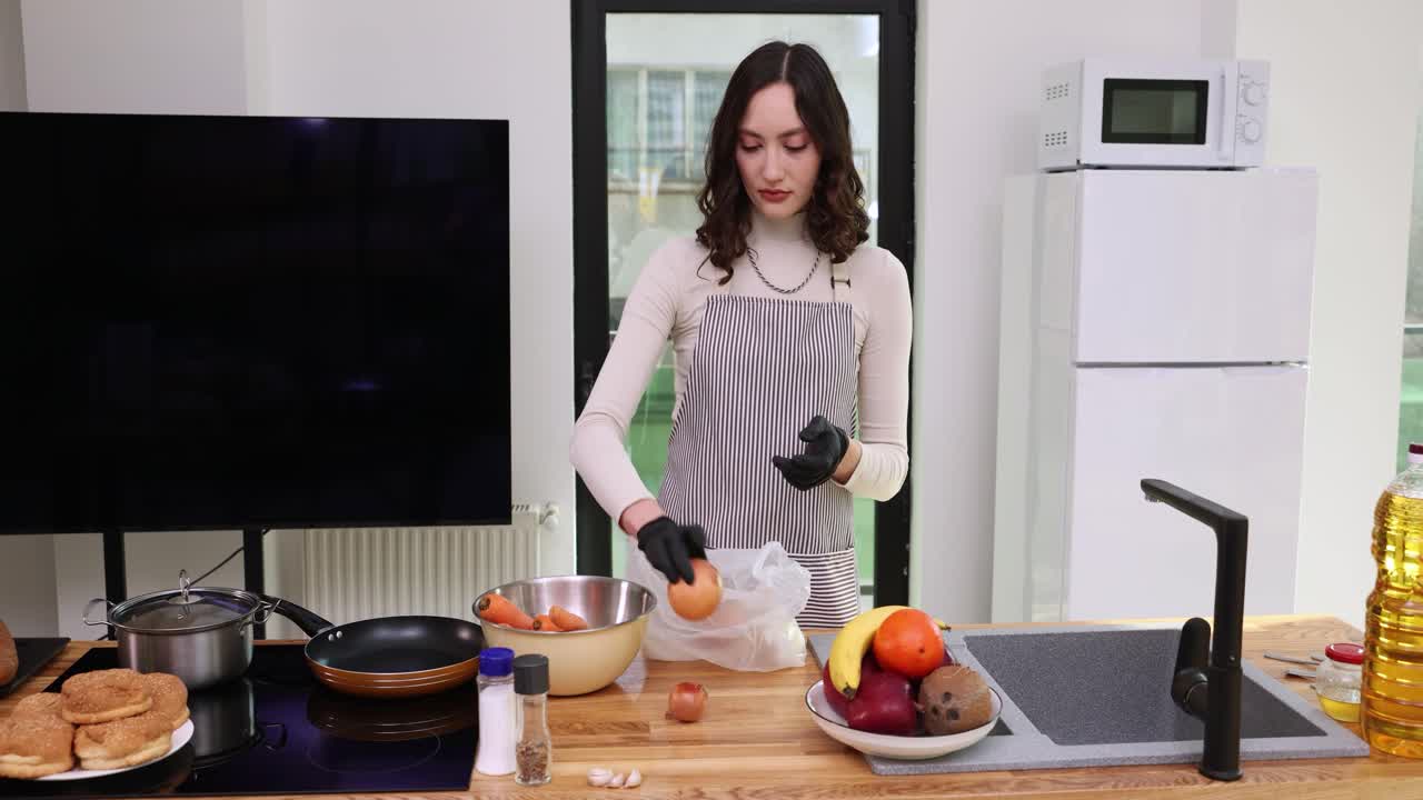 부에서 음식을 준비하는 여자