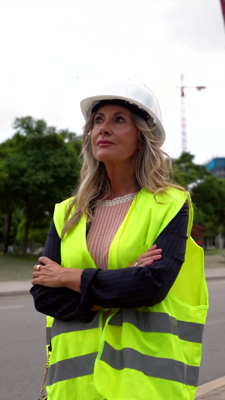 Mujer con equipo de construcción