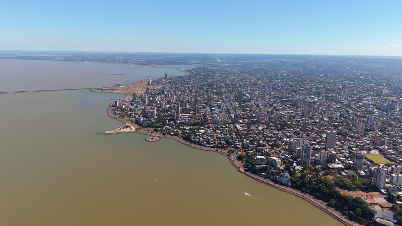 Vista aerea della città costiera e del fiume Paraná a Posadas, Misiones, Argentina