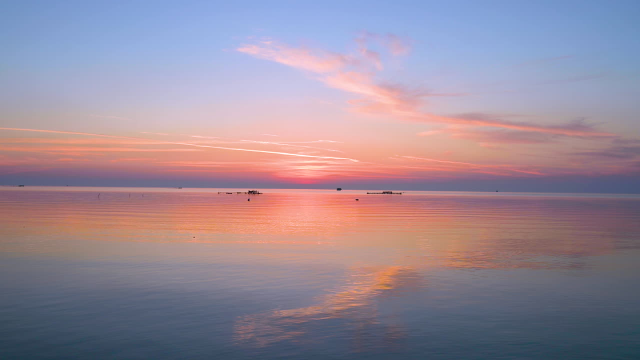 아름답고 조용한 물의 파도가 다채로운 황혼, 해가 뜨는 구름, 반사된 하늘, 배경, 바레인