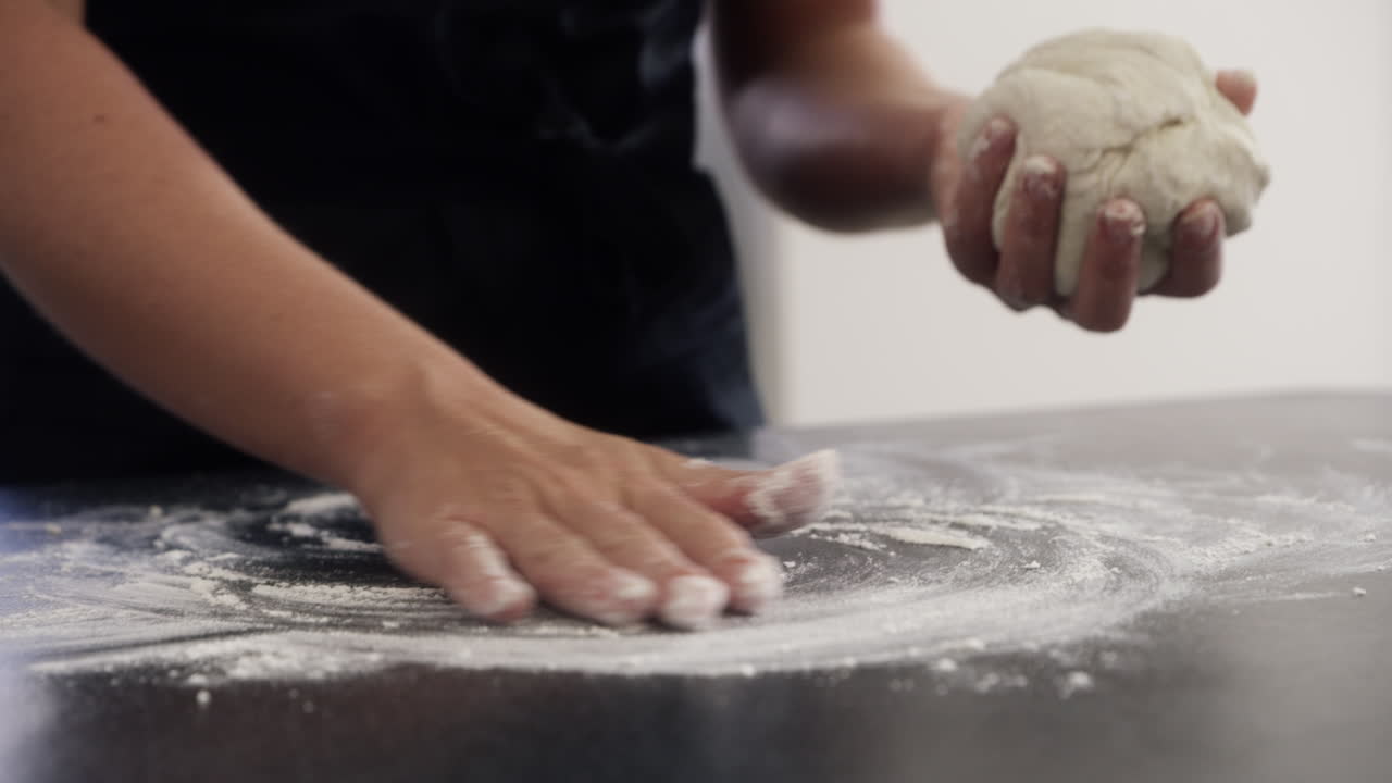 una donna irriconoscibile che fa la farina in cucina