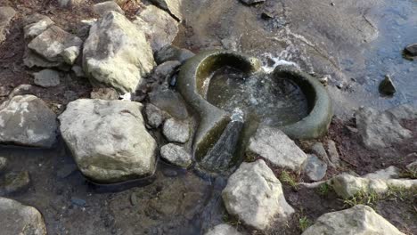 Río-Que-Fluye-A-Través-De-La-Primitiva-Cuenca-Desgastada-De-Piedra-Lisa-Erosionada-Erosionada-Mirando-Hacia-Abajo