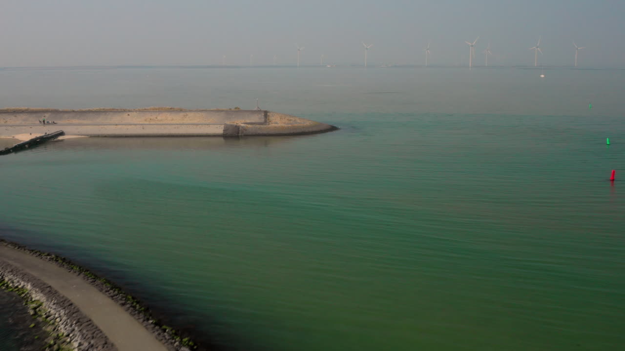 aéreo: puerto y parque de vacaciones durante el brumoso día de primavera