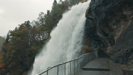 una pasarela estrecha bajo la cascada de steindalsfossen