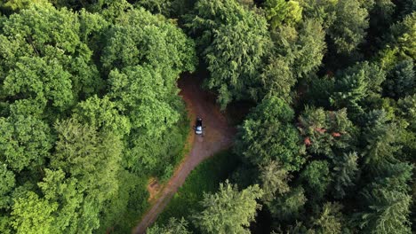 Aéreo:-Descubra-Un-Automóvil-En-Un-Bosque-En-Una-Región-Rural-En-Sarre,-Alemania