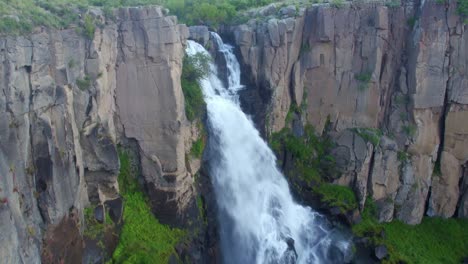 Vista-De-Drones-De-Una-Cascada-De-Arroyo-En-El-Norte-De-Creede,-Colorado