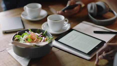 Nahaufnahme-Der-Hände-Einer-Geschäftsfrau,-Die-Im-Café-Einen-Tablet-Computer-Verwendet-Und-In-Digitalen-Dokumenten-Surft,-E-Mails-Liest,-An-Einem-Mobilen-Touchscreen-Gerät-Arbeitet-Und-Tragbare-Technologie-Genießt