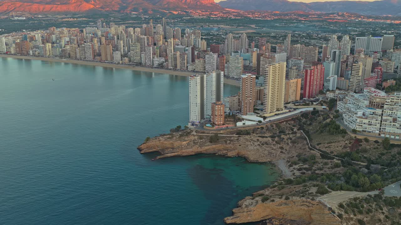 Vista aerea dello skyline di Benidorm al tramonto con le montagne