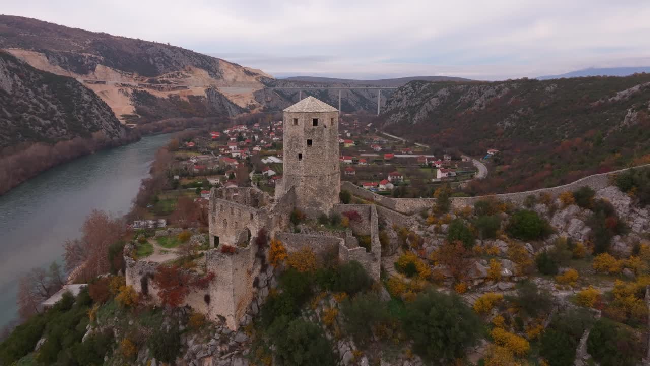 Yemyeşil kırsalla çevrili Poçitelj köyünün havadan görünümü