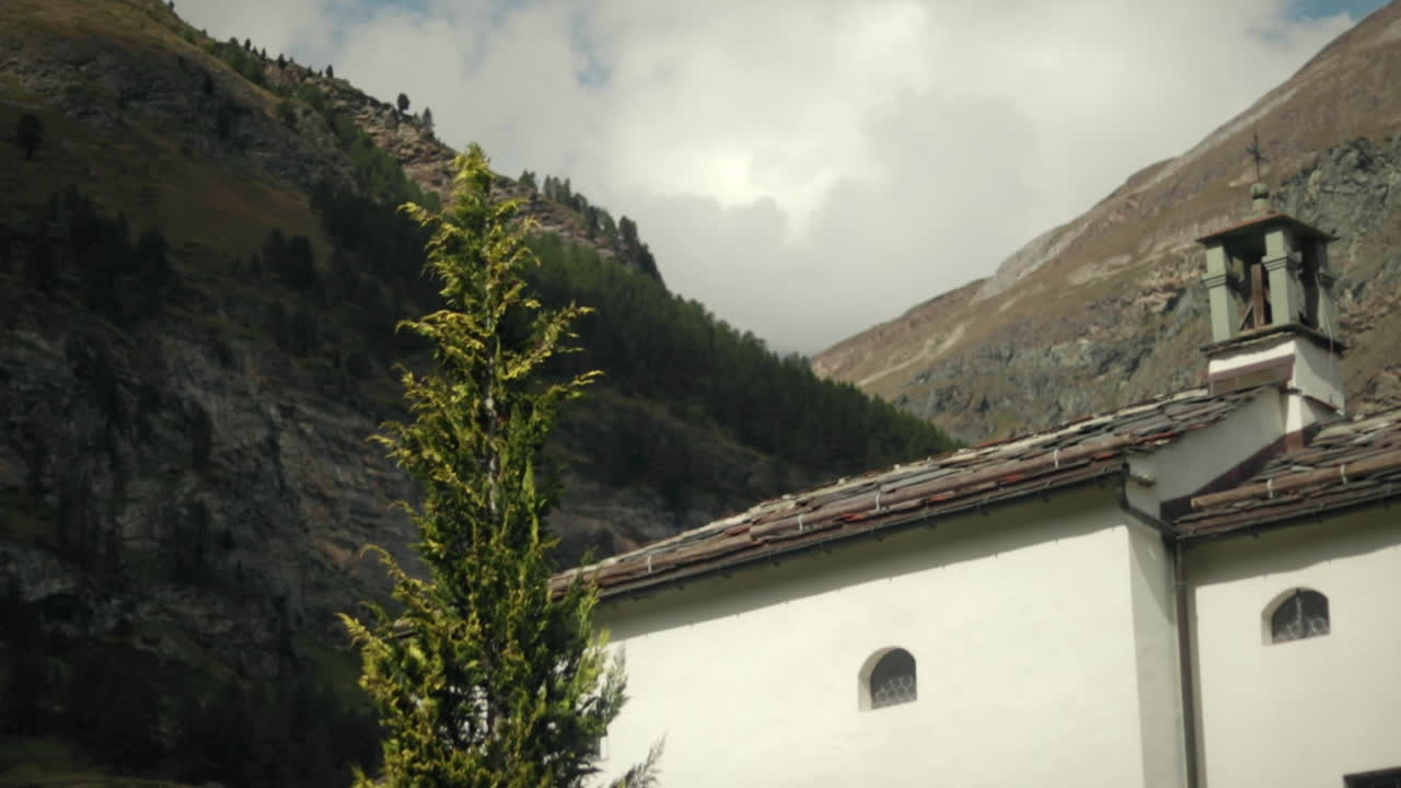 capilla en los alpes suiza
