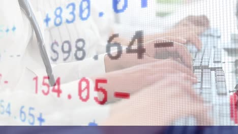animación del procesamiento de datos financieros sobre personas que usan computadoras
