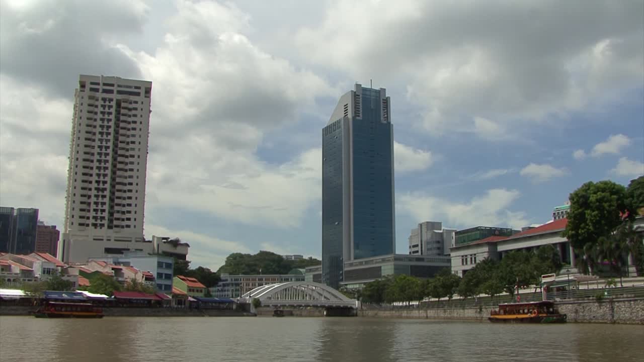 paseo en barco por el río singapur en un día soleado