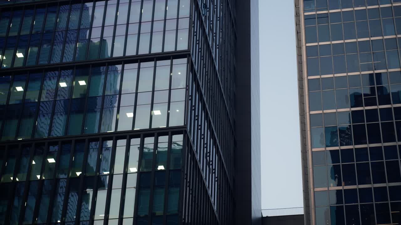 Facciata in vetro in edifici moderni a Gangnam, Seul, Corea del Sud. - primo piano