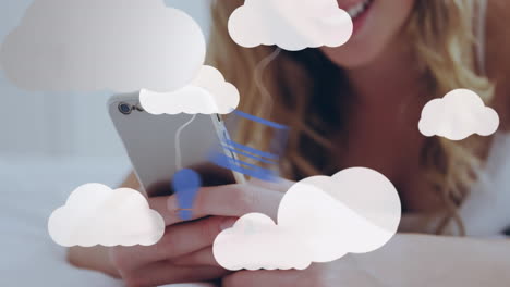 animación de nubes e iconos digitales sobre una mujer usando un teléfono inteligente