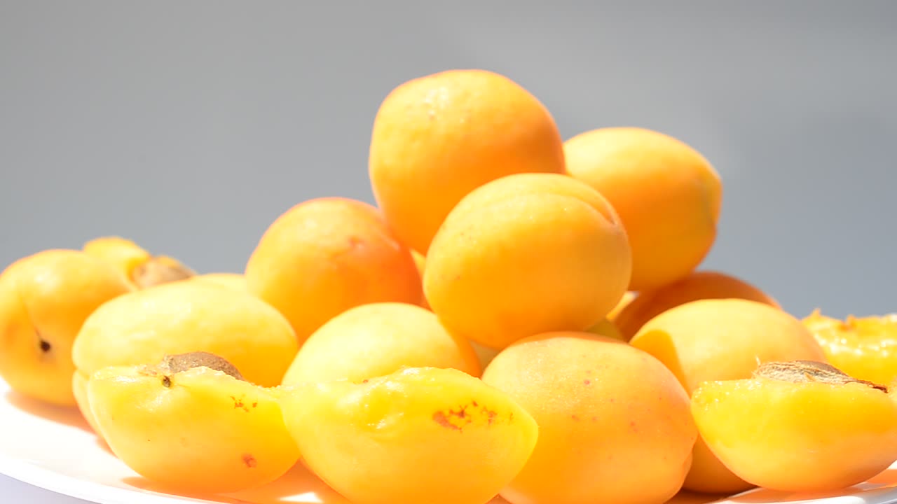 Abricots sur une assiette. Tournage de fruits