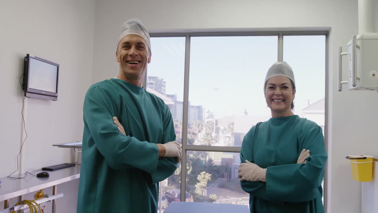 cirujano interactuando con un colega masculino