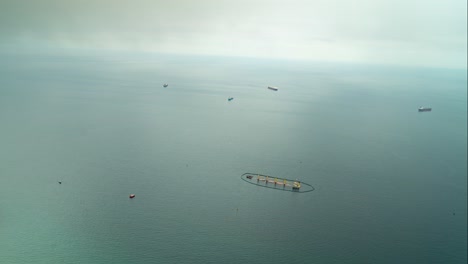 Granja-Flotante-Y-Velero-Cerca-De-Gibraltar,-Vista-Desde-Arriba