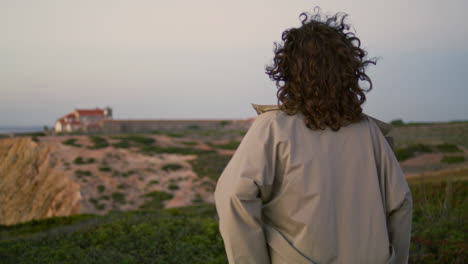 Mädchen,-Das-Am-Abend-Die-Klippen-Am-Meer-Beobachtet.-Besorgte,-Einsame-Frau,-Die-über-Das-Leben-Nachdenkt