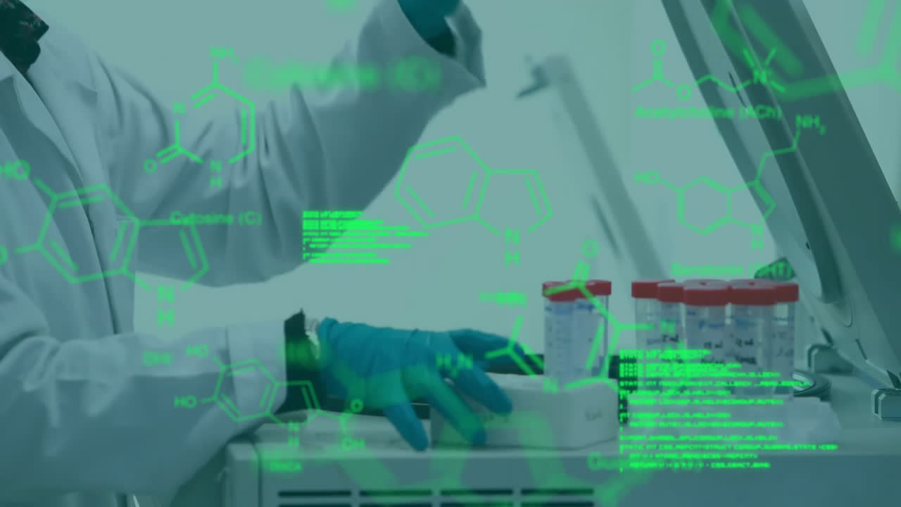 animación de procesamiento de datos con fórmula química sobre científica caucásica en el laboratorio