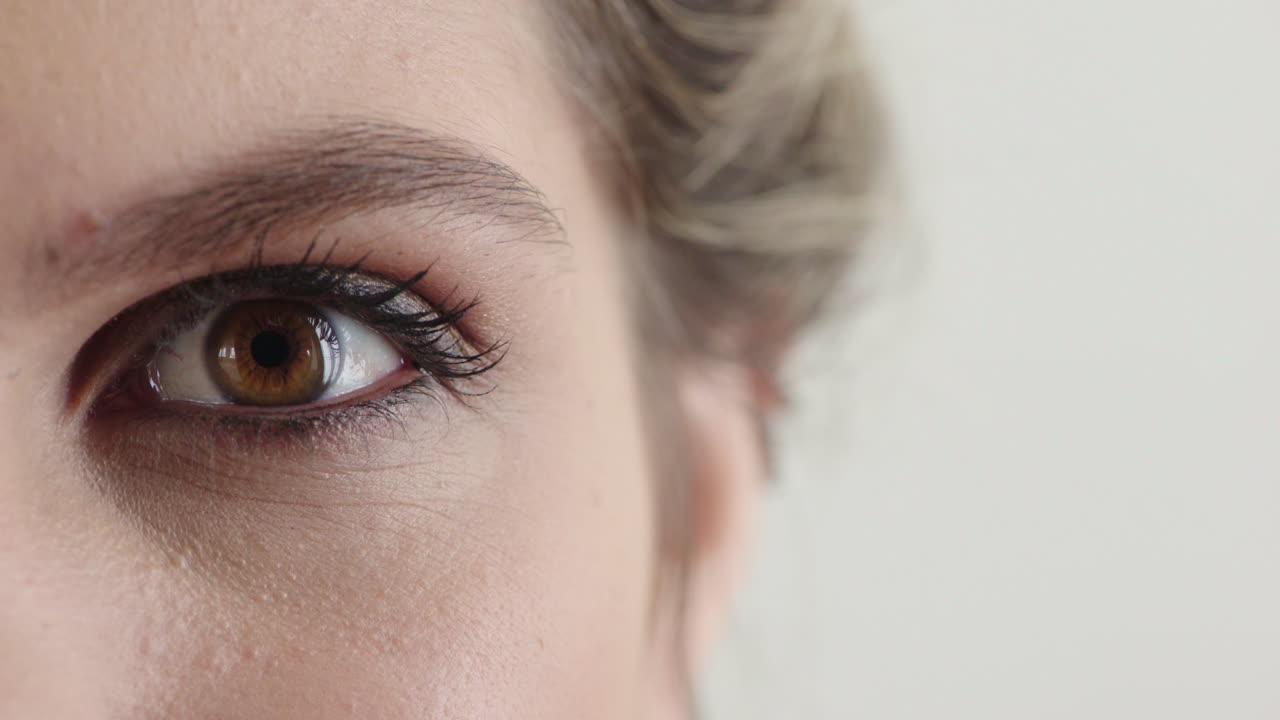 화장품 화장품 복사 공간을 입고 카메라를 바라보는 아름다운 여성의 초상화