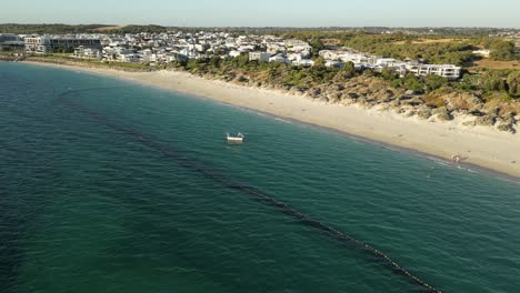 4k 60fps vista aérea de la red de tiburones en coogee beach perth australia protección de tiburones