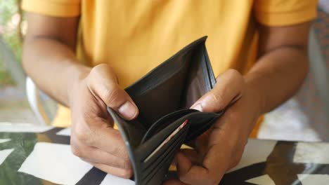 hombre mano abrir una billetera vacía con espacio de copia