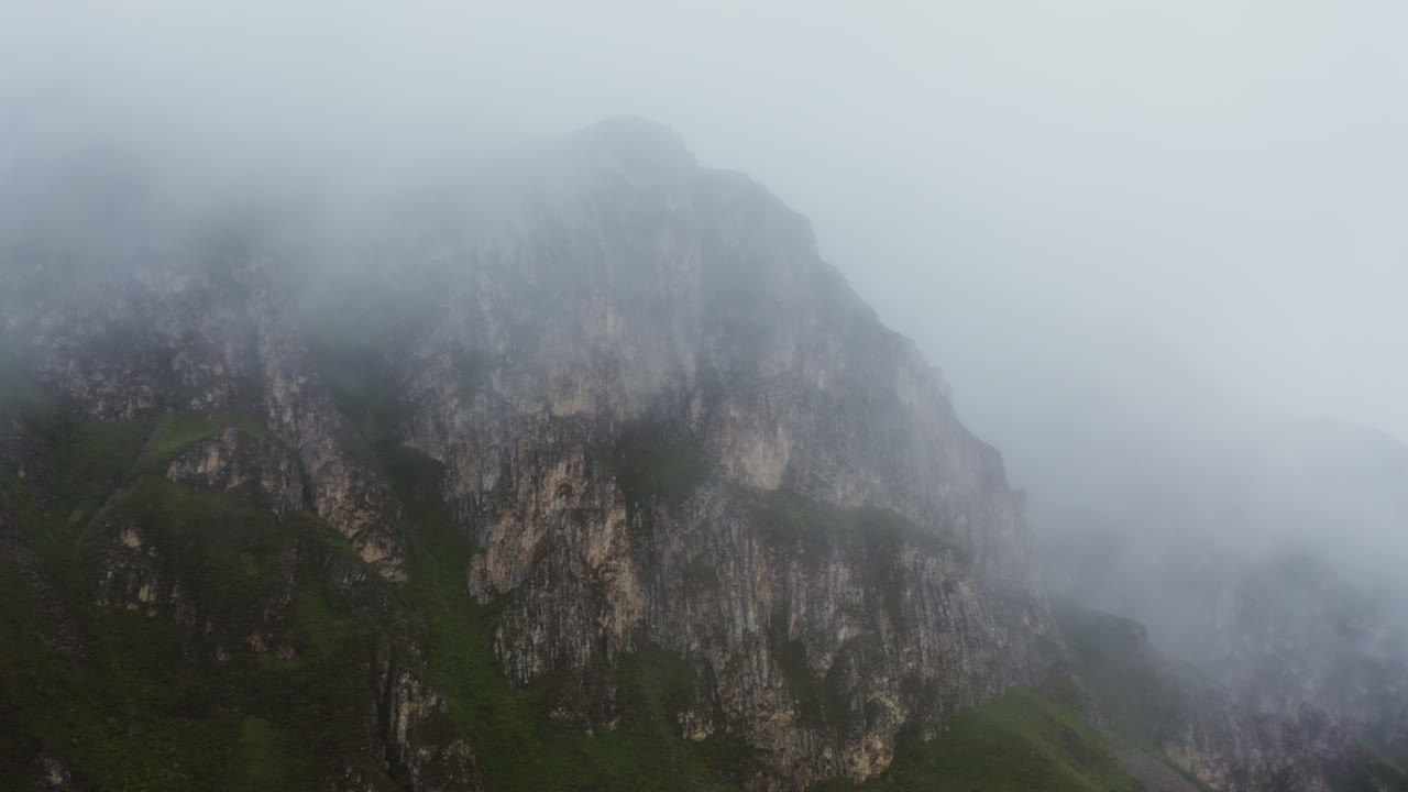 안개가 가득한 산꼭대기