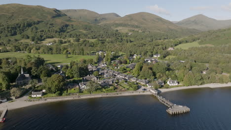 Toma-Orbital-Aérea-Luss-Sobre-El-Lago-Lomond-Mirando-Hacia-El-Oeste