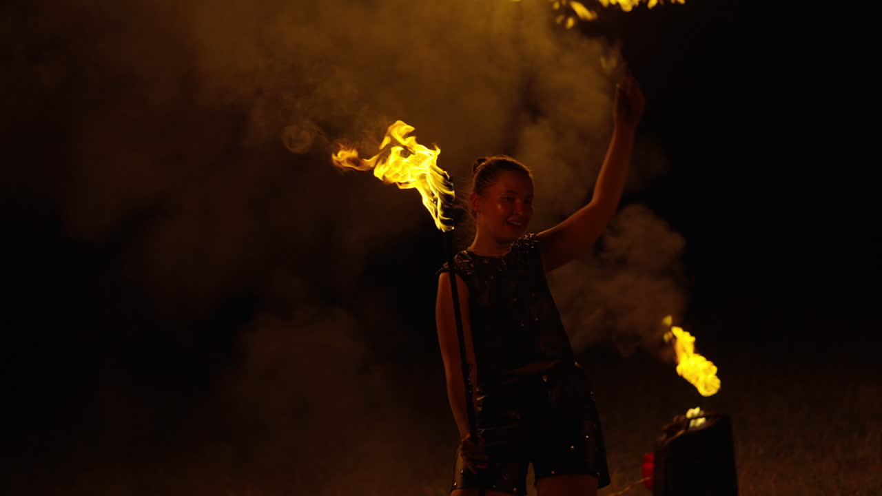 actuación de fuego poi por la noche