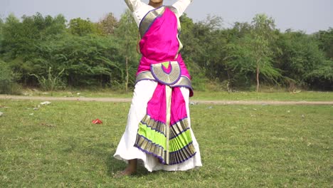 Una-Bailarina-De-Bharatnatyam-Que-Muestra-Una-Pose-Clásica-De-Bharatnatyam-En-La-Naturaleza-Del-Lago-Vadatalav,-Pavagadh